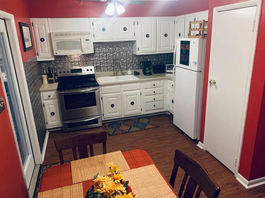 Family Friendly Downtown Home - Private Yard & Grill - Location, Location, Location! Athens Extérieur photo