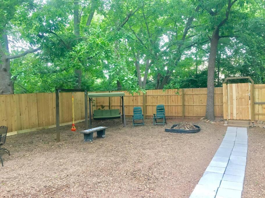 Family Friendly Downtown Home - Private Yard & Grill - Location, Location, Location! Athens Extérieur photo